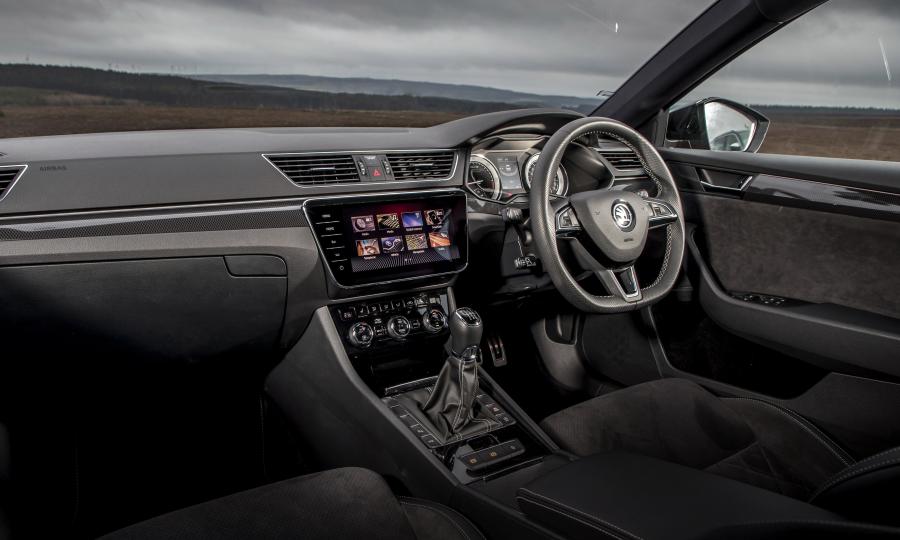 Интерьер Skoda Superb SportLine 2016 года  (UK) (фото 39 из 40)